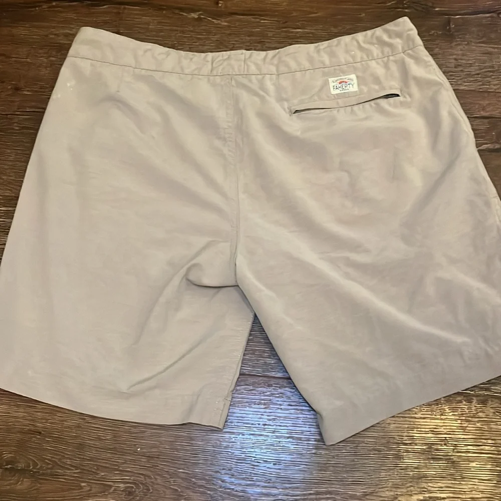 FAHERTY MEN'S ALL DAY SHORTS IN KHAKI EUC 36